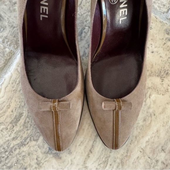 CHANEL 2003 Taupe Suede Slingback Heels - Picture 6 of 11